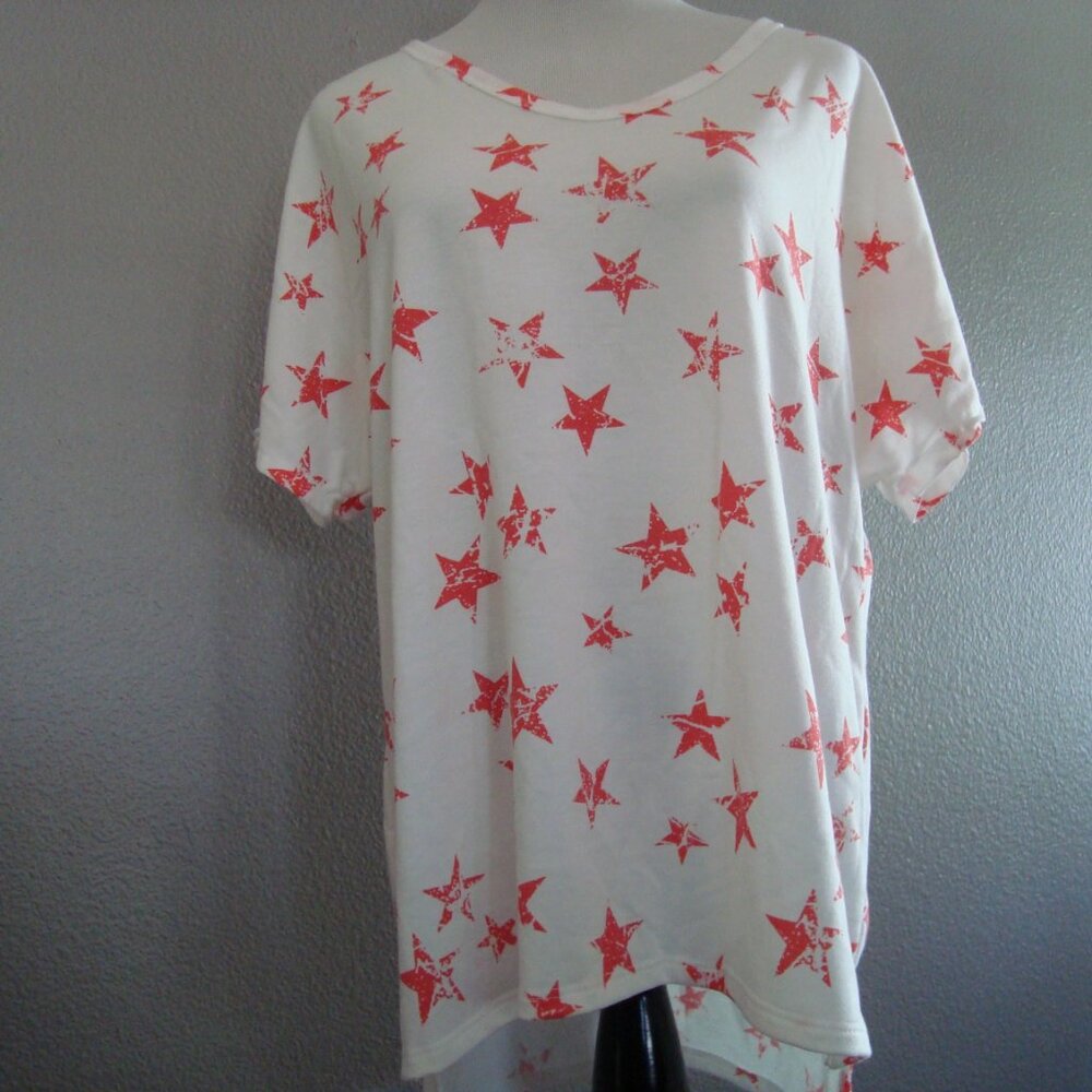 New Acting Pro Woman Ivory Red Stars V- Neck Tee Top Split Hem Size M